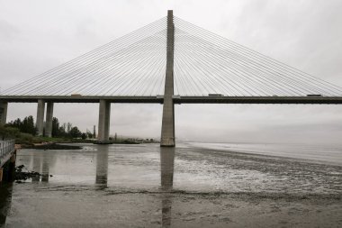 Lizbon 'da bulutlu bir günde Vasco Da Gama Köprüsü