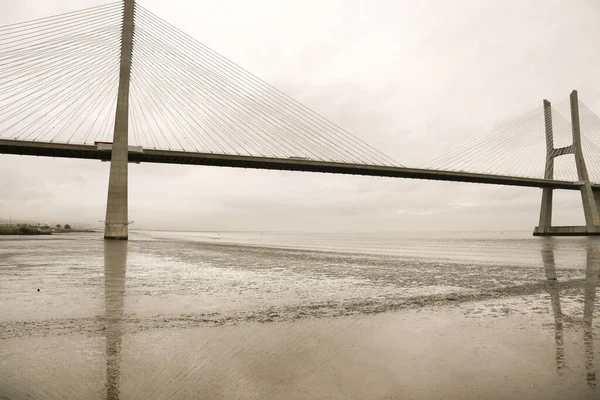 Vasco Gama Híd Egy Felhős Napon Lisszabonban — Stock Fotó