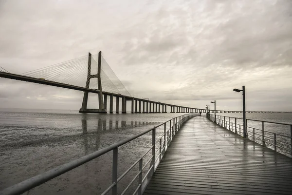 リスボンのヴァスコ ガマ橋の隣にあるタガス川のほとりの桟橋 — ストック写真