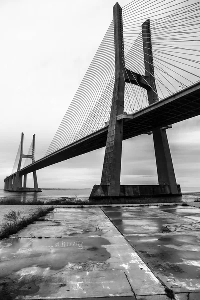 ポルトガルのリスボン 2022年10月21日 リスボンの曇りの日のヴァスコ ガマ橋 — ストック写真