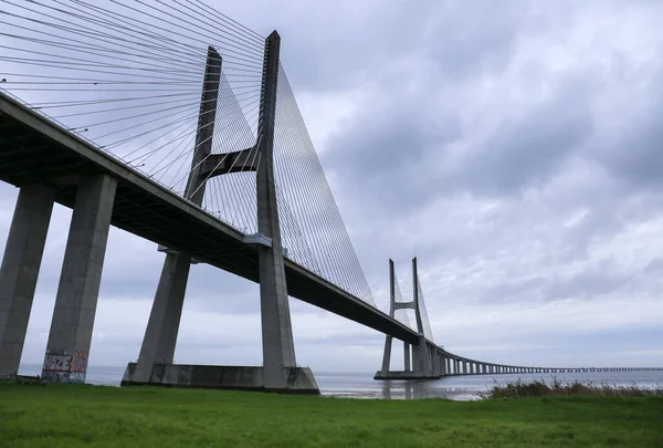 Lisszabon Portugália 2022 Október Vasco Gama Híd Egy Felhős Napon — Stock Fotó