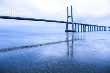 Lizbon 'da bulutlu bir günde Vasco Da Gama Köprüsü