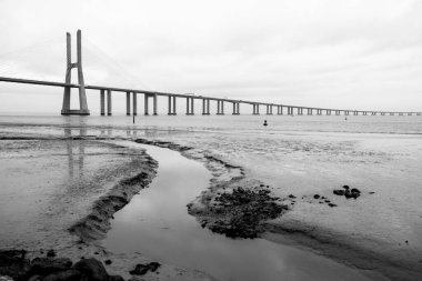 Lizbon 'da bulutlu bir günde Vasco Da Gama Köprüsü