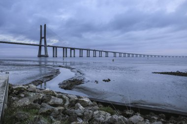 Lizbon 'da bulutlu bir günde Vasco Da Gama Köprüsü