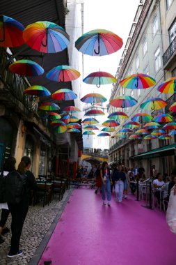 Lizbon, Portekiz - 21 Ekim 2022: Lizbon, Portekiz 'de Pembe sokakta asılı çok renkli şemsiyeler