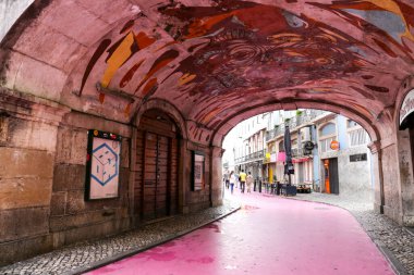 Lizbon, Portekiz - 21 Ekim 2022: Lizbon, Portekiz 'deki Cais do Sodre Mahallesi' ndeki Pembe Sokak