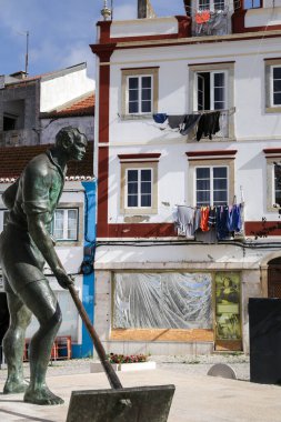 Alcochete, Lisbon, Portugal- 21 Ekim 2022 Salineiro 'nun büyük bronz heykeli, bir tuz işçisi. Yazan Francisco Simoes.