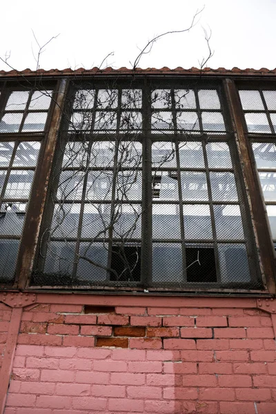 リスボン ポルトガルの古いとヴィンテージの放棄された工場 — ストック写真