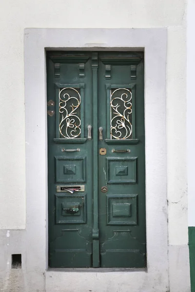 Gammal Trädörr Och Vit Fasad Lissabon Skalade Metalldetaljer Dörren — Stockfoto