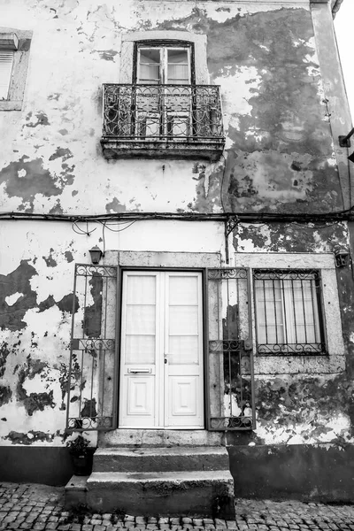 Старый Дом Белым Сломанным Фасадом Белой Металлической Дверью Алкоше Лиссабон — стоковое фото