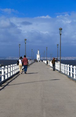 Alcochete, Lizbon, Portekiz - 21 Ekim 2022: İnsanlar Tagus Nehri kıyısındaki Alcochete kasabasında dinleniyor ve egzersiz yapıyorlar
