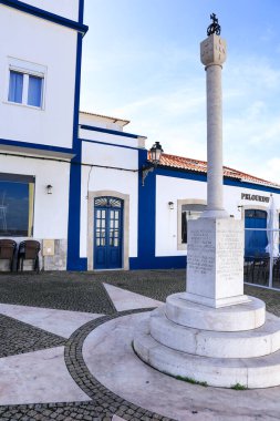 Alcochete, Lizbon, Portekiz - 21 Ekim 2022: Lizbon Alcochete şehrinin küçük bir meydanında beyazlatılmış evler