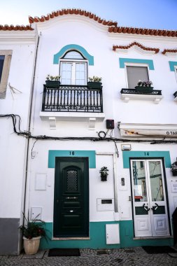 Alcochete, Lizbon, Portekiz - 21 Ekim 2022: Küçük mavi pencereli Alcochete kasabasında beyazlatılmış cephe
