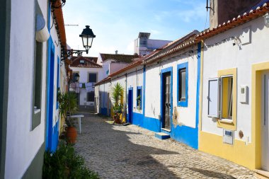 Alcochete, Lizbon, Portekiz - 21 Kasım 2022: Alcochete, Lizbon 'da tipik cepheler ve dar sokaklar