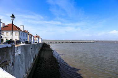 Alcochete, Lizbon, Portekiz - 21 Kasım 2022: Alcochete kasabasındaki Tagus nehrinin yanındaki tipik beyazlatılmış cepheler