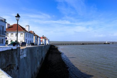 Alcochete, Lizbon, Portekiz - 21 Kasım 2022: Alcochete kasabasındaki Tagus nehrinin yanındaki tipik beyazlatılmış cepheler