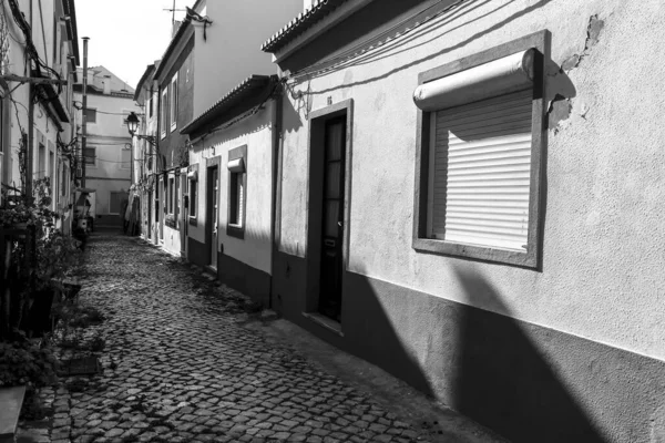 stock image Alcochete, Lisbon, Portugal- November 21, 2022: Typical facades and narrow streets in Alcochete town, Lisbon