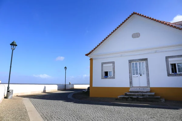 リスボン アルコヘテ町の典型的な白塗りのファサード — ストック写真