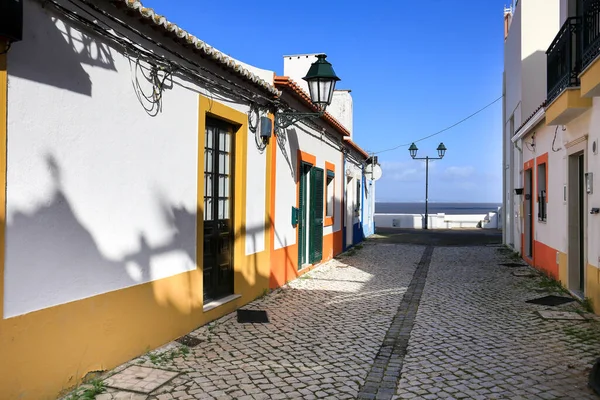 リスボンのアルコヘテ町にある典型的なファサードと狭い通り — ストック写真