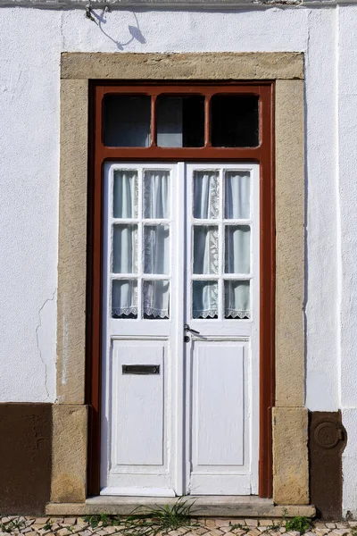 Типичный Фасад Белой Деревянной Дверью Городе Алкоше Лиссабон — стоковое фото