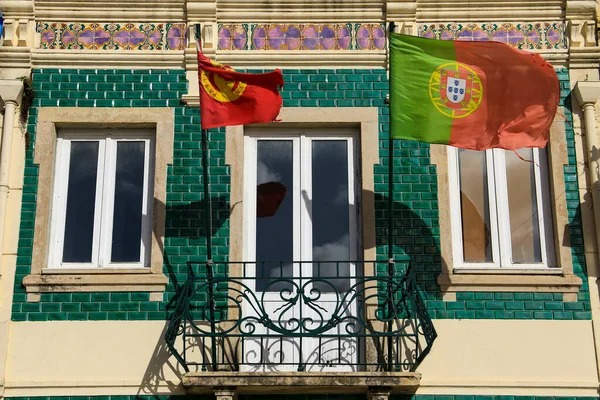 Τυπική Πλακάκια Πρόσοψη Σφυρήλατο Μεταλλικό Μπαλκόνι Και Πορτογαλική Σημαία Στην — Φωτογραφία Αρχείου