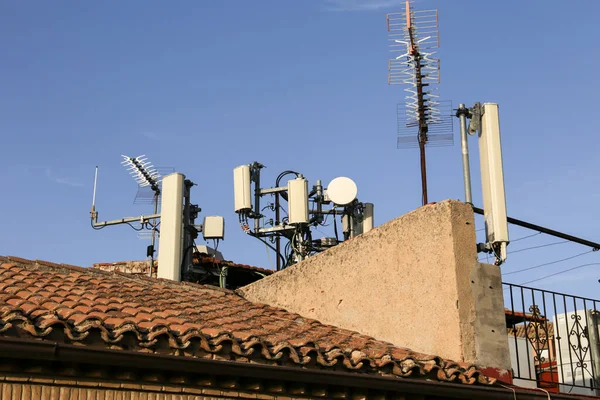 Antennes Téléphonie Mobile Sur Toit Espagne Sous Ciel Dégagé — Photo