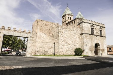 İspanya 'nın eski Toledo şehrinin Puerta de Bisagra' sı.