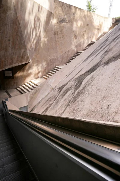 スペイントレドのコンクリート構造物と石の階段 — ストック写真