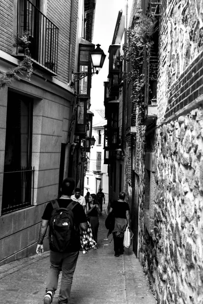 2018年4月5日 スペイン トレド旧市街の狭い通りと歴史的家屋のファサード — ストック写真