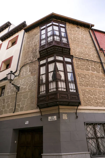 Toledo Hiszpania Kwietnia 2018 Fasady Zabytkowych Domów Starym Mieście Toledo — Zdjęcie stockowe