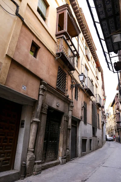 Toledo Espanha Abril 2018 Ruas Estreitas Fachadas Casas Históricas Cidade — Fotografia de Stock