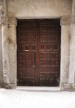 Güzel ve eski kahverengi ahşap kapı Eski Toledo kasabasında