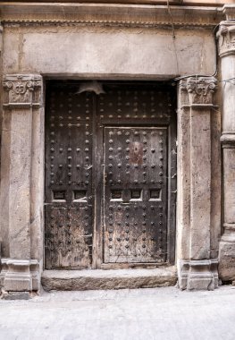 Güzel ve eski kahverengi ahşap kapı Eski Toledo kasabasında