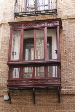İspanya 'nın eski Toledo kasabasındaki tarihi ev cephesinde ahşap balkon.