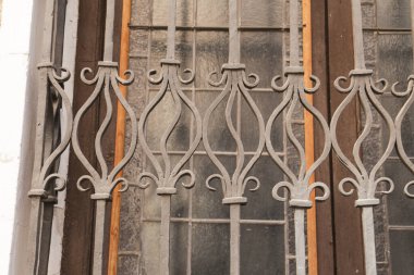 Toledo 'nun penceresinde güzel dövülmüş metal ızgara