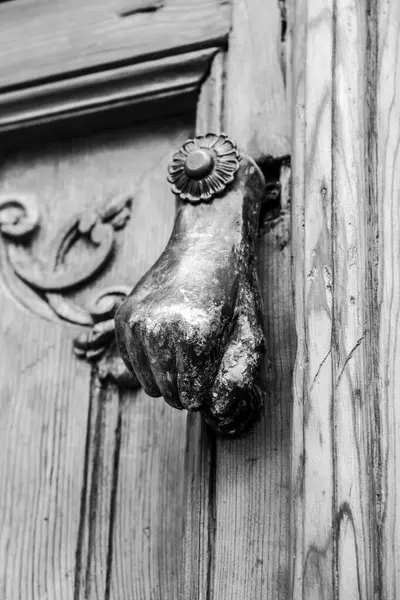 Portador Bronze Com Forma Mão Porta Madeira Toledo Espanha — Fotografia de Stock