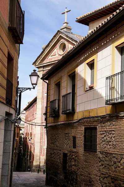 Spanya Nın Toledo Kentindeki Tarihi Evlerin Dar Sokakları Cepheleri — Stok fotoğraf