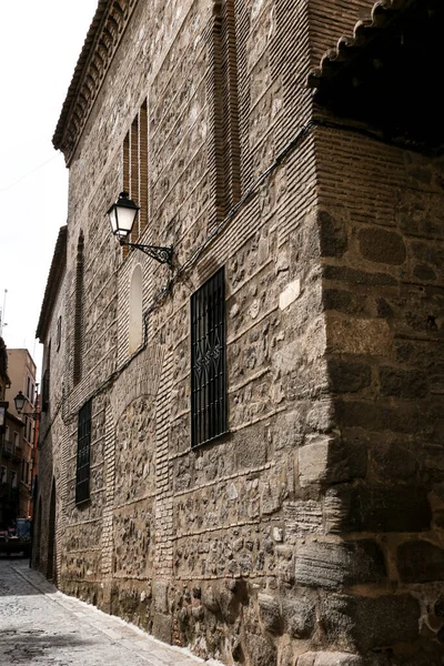 Enge Gassen Und Fassaden Historischer Häuser Der Altstadt Von Toledo — Stockfoto