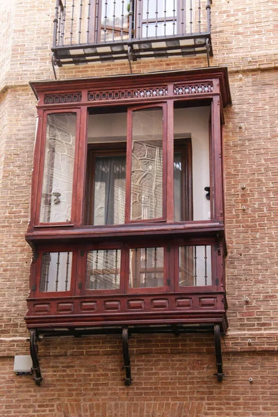 Holzbalkon Der Fassade Eines Historischen Hauses Der Altstadt Von Toledo — Stockfoto