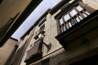 İspanya 'nın eski Toledo kasabasındaki tarihi evlerin cepheleri