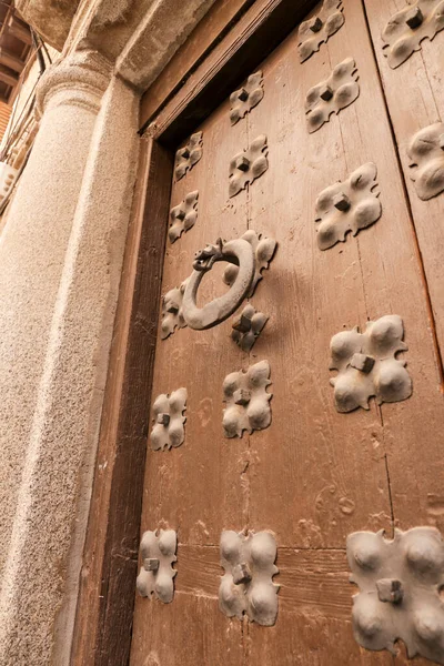 Hermosa Vintage Puerta Madera Marrón Casco Antiguo Toledo — Foto de Stock