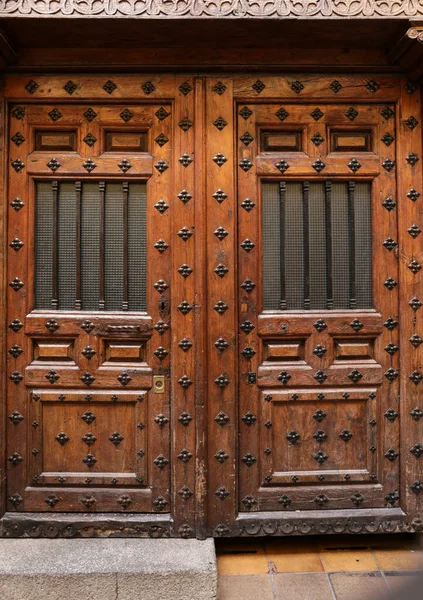 トレドの旧市街の美しいとヴィンテージ茶色の木製のドア — ストック写真