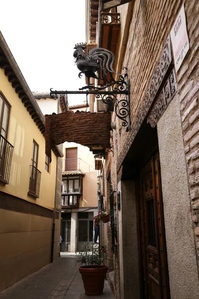 2022年10月6日スペイン トレド旧市街の狭い通りと歴史的家屋のファサード — ストック写真