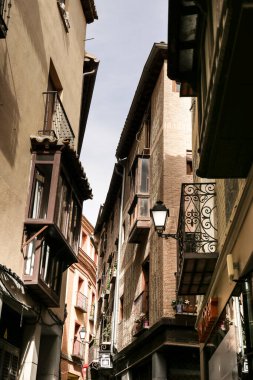Toledo, İspanya - 6 Ekim 2022 İspanya 'nın eski Toledo kentindeki dar sokaklar ve tarihi evlerin cepheleri