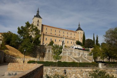 Toledo, İspanya - 6 Ekim 2022 Toledo Alcazar, Toledo 'nun en yüksek kesiminde yer alan bir taş kalesi.