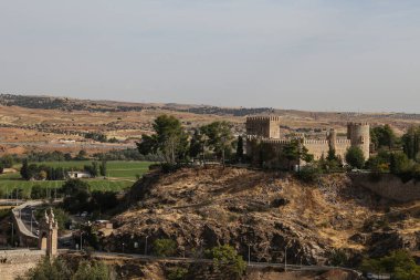 Toledo, İspanya - 6 Ekim 2022 Toledo 'daki San Servando Kalesi' nin panoramik manzarası