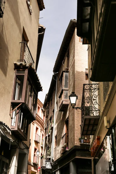 Τολέδο Ισπανία Οκτωβρίου 2022 Στενές Οδοί Και Προσόψεις Ιστορικών Σπιτιών — Φωτογραφία Αρχείου