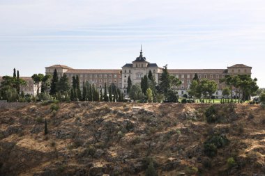 Eski Toledo kasabasının bahçeleri. Arka planda piyade akademisi.