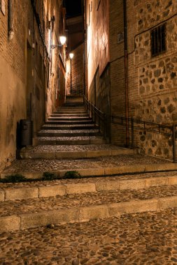 İspanya 'nın eski Toledo kasabasındaki tarihi evlerin dar sokakları ve cepheleri