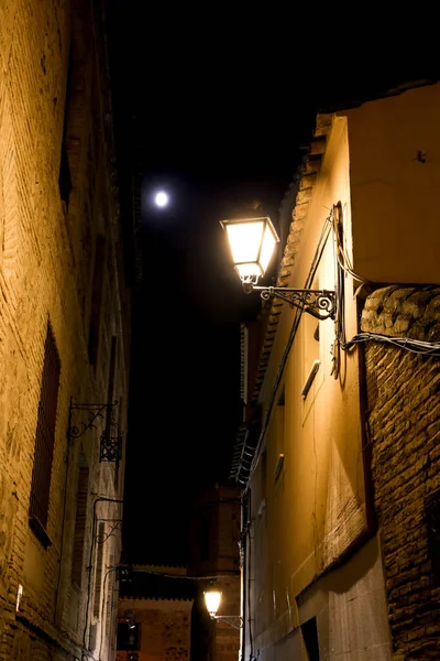 Узкая Улица Фасады Ночью Старом Городе Толедо Испания — стоковое фото